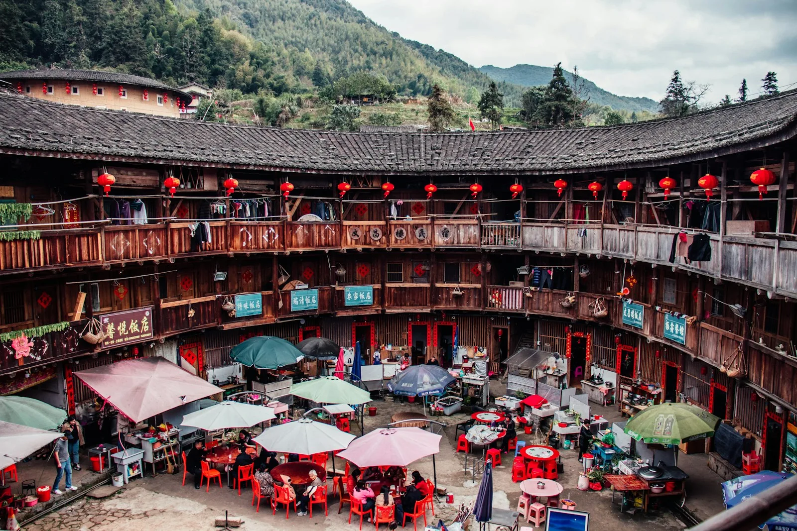 Quanzhou old port lane and Minnan courtyard kitchen at dusk.